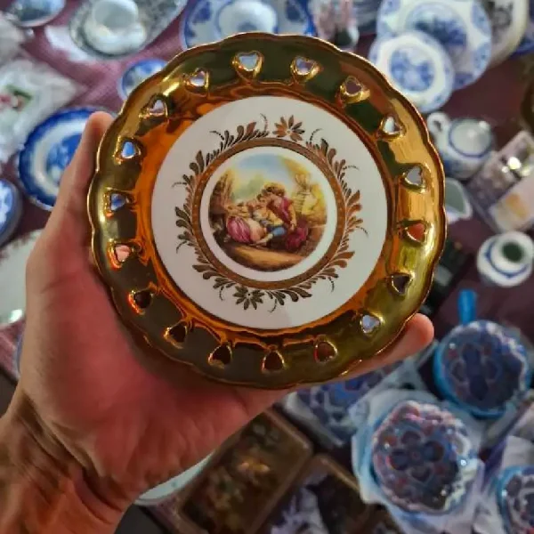 دیوارکوب طلایی در رشت