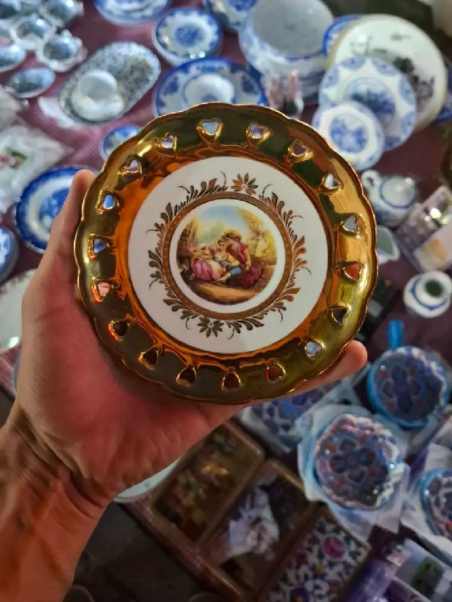 دیوارکوب طلایی در رشت